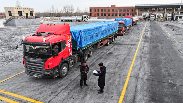 二連出入境邊防檢查站執(zhí)勤民警快速驗(yàn)放拉載種牛車輛。