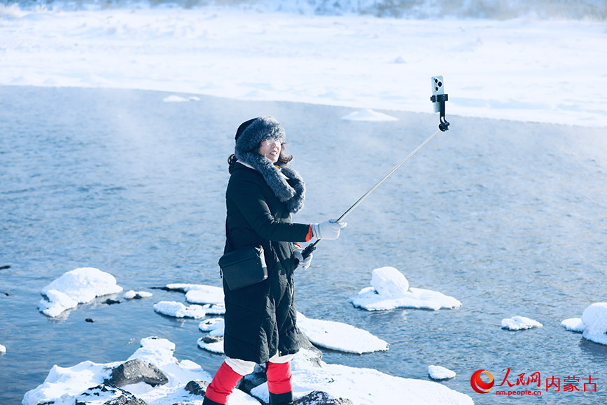 游客在不凍河畔自拍。人民網(wǎng)記者 齊浩男攝