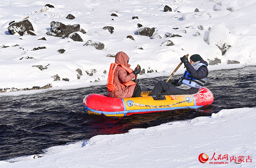 游客在不凍河上體驗漂流。王正攝