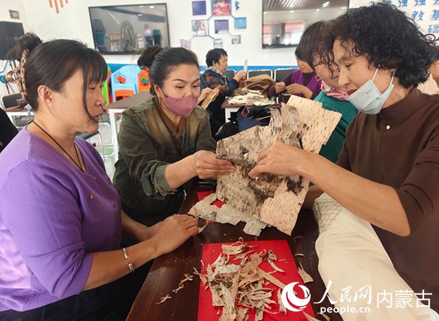 樹(shù)皮畫(huà)傳承人李艷紅教學(xué)中。受訪者供圖