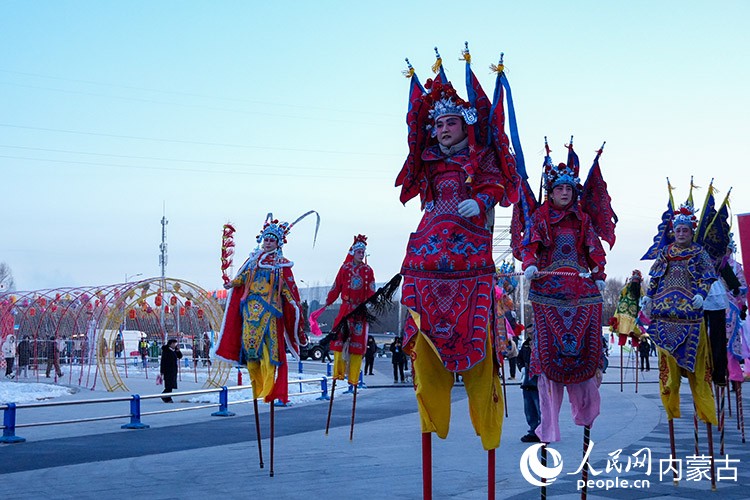 活動(dòng)現(xiàn)場(chǎng)踩高蹺表演。實(shí)習(xí)生 牛佳攝