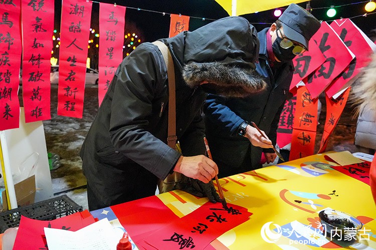 年貨集市現(xiàn)場(chǎng)免費(fèi)撰寫對(duì)聯(lián)活動(dòng)。實(shí)習(xí)生 牛佳攝