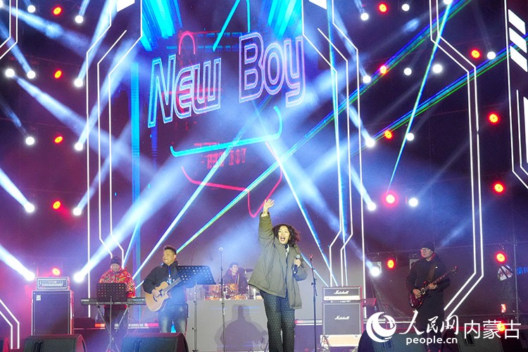 音樂(lè)嘉年華現(xiàn)場(chǎng)歌手傾情歌唱。實(shí)習(xí)生 牛佳攝