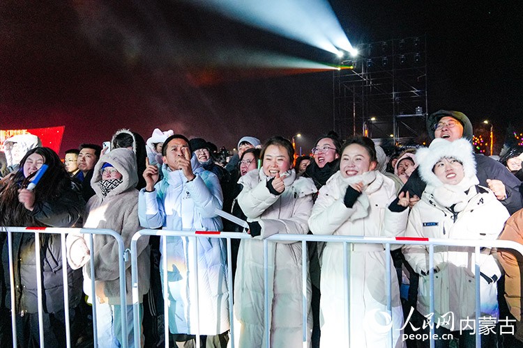 音樂(lè)嘉年華現(xiàn)場(chǎng)觀眾反響熱烈，激情熱舞。實(shí)習(xí)生 牛佳攝