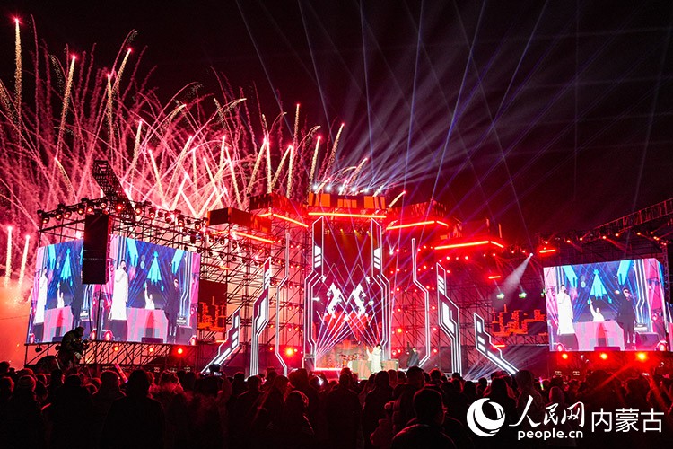 午夜鐘聲敲響，伊利健康谷上空煙花綻放。實(shí)習(xí)生 牛佳攝