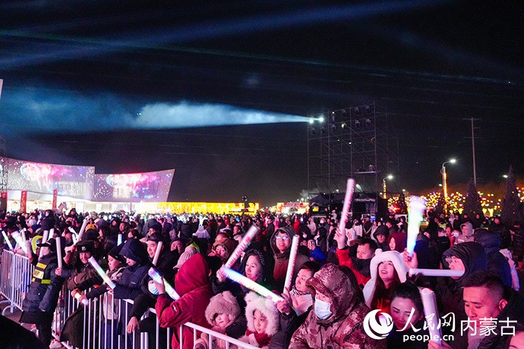 跨年音樂(lè)嘉年華現(xiàn)場(chǎng)人潮涌動(dòng)。實(shí)習(xí)生 牛佳攝