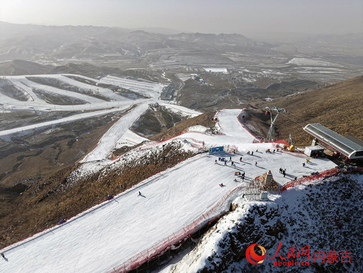 馬鬃山滑雪場(chǎng)航拍。人民網(wǎng)記者 齊浩男攝