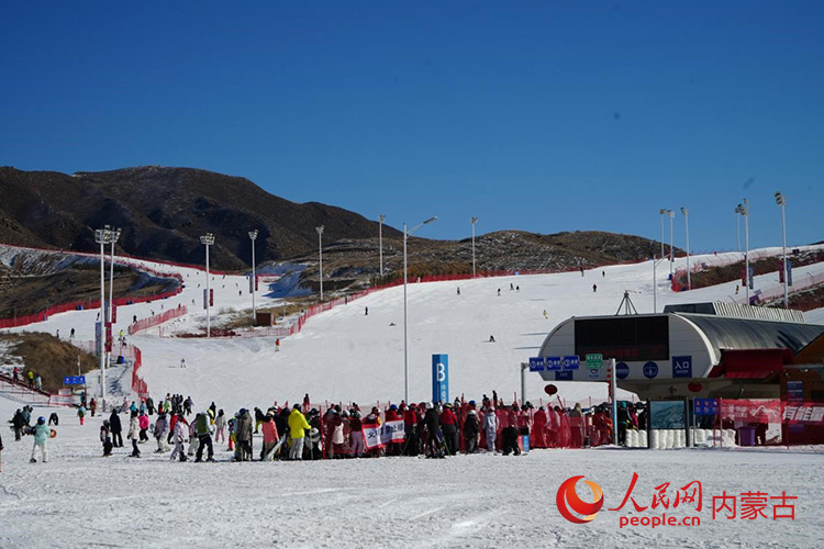 馬鬃山滑雪場(chǎng)滑雪者眾多，圖為雪道纜車入口。馬鬃山滑雪場(chǎng)供圖