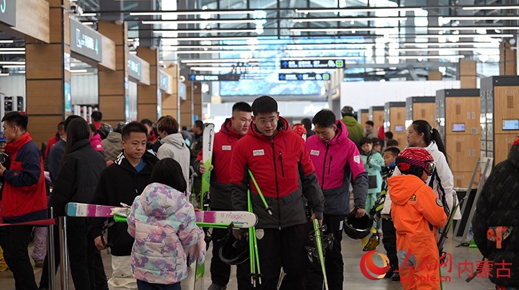 馬鬃山滑雪場(chǎng)租賃大廳內(nèi)，眾多滑雪者正在更換衣服和租賃雪具。人民網(wǎng)記者 齊浩男攝
