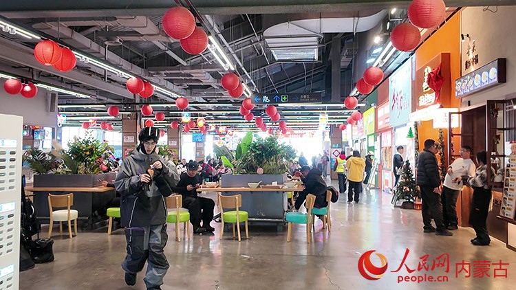 馬鬃山滑雪場(chǎng)游客中心可以品嘗到特色食品。人民網(wǎng)記者 張力洋攝