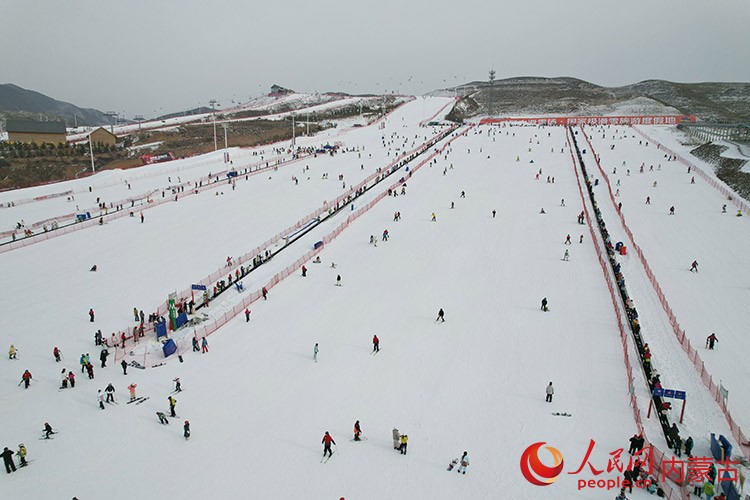 馬鬃山滑雪場(chǎng)有14條雪道，滿足不同技術(shù)階段滑雪者的需求。馬鬃山滑雪場(chǎng)供圖