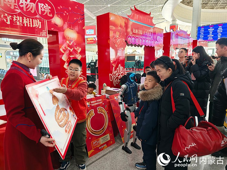 內(nèi)蒙古博物院小小講解員向旅客講述文物的故事，為旅客帶來一場奇妙的博物館之旅。人民網(wǎng)記者 趙夢月攝