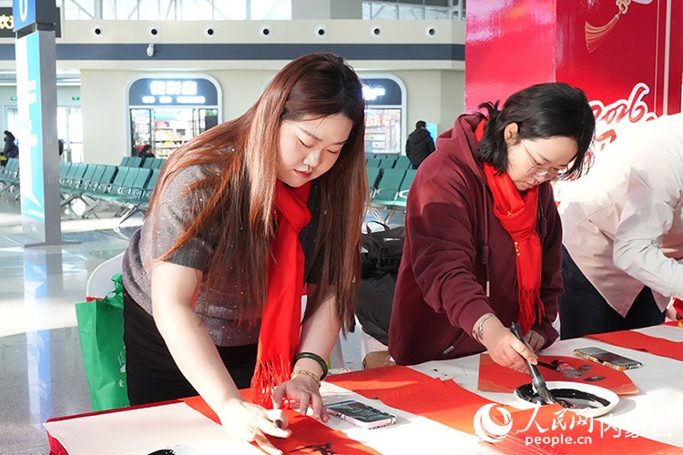 鐵路部門舉行“萬福迎春”書法公益活動(dòng)，對聯(lián)和福字營造出濃濃年味。人民網(wǎng)記者 苗陽攝