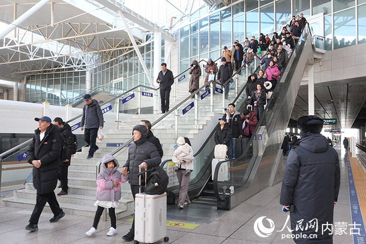 春運(yùn)首日，旅客在呼和浩特東站有序乘車。人民網(wǎng)記者 苗陽攝