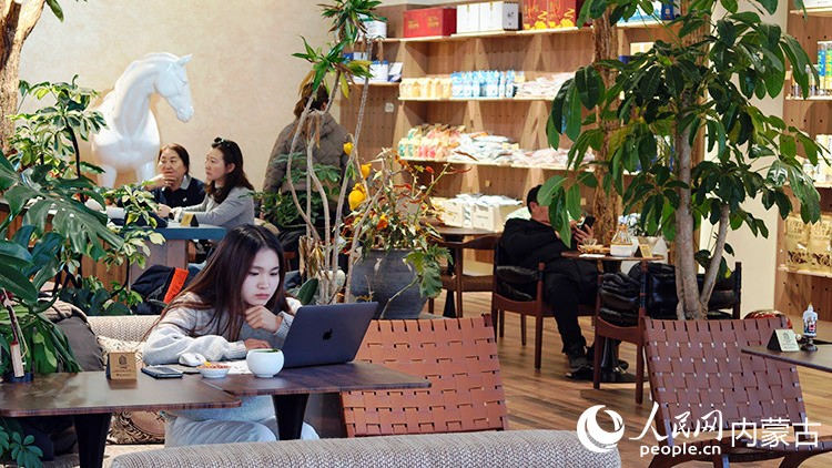 呼和浩特賽罕區(qū)的白音杭蓋小院內(nèi)，顧客可休閑、逛店、選購(gòu)特產(chǎn)和品嘗美食。人民網(wǎng)記者 張力洋攝