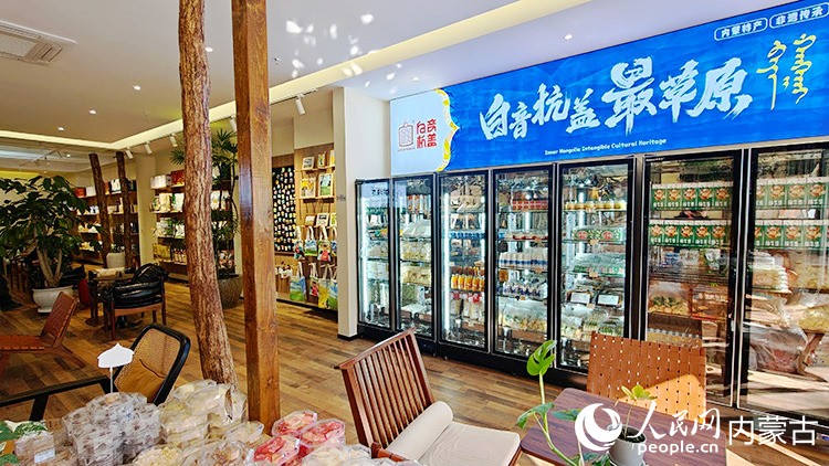 體驗(yàn)店內(nèi)分休閑區(qū)、產(chǎn)品墻、文創(chuàng)區(qū)和工作間等部分。人民網(wǎng)記者 張力洋攝