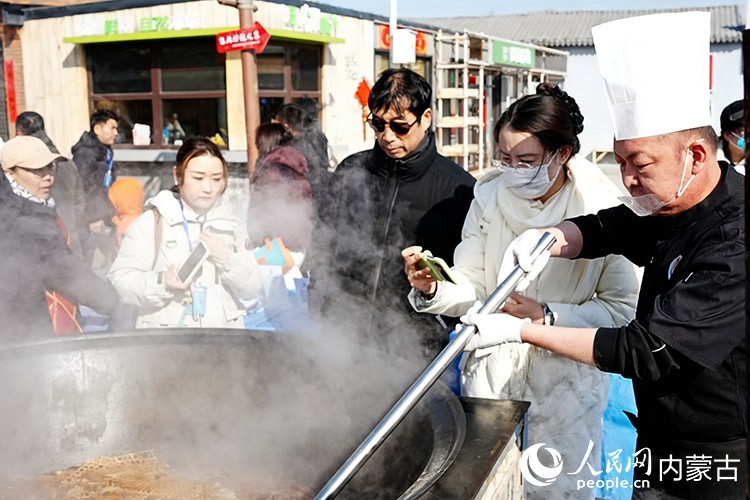 美味的開河魚吸引游客打卡。人民網(wǎng)記者 苗陽攝