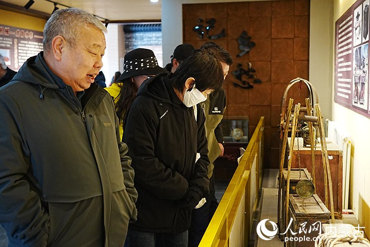 游客在黃河文化民俗展覽館參觀。人民網(wǎng)記者 苗陽攝