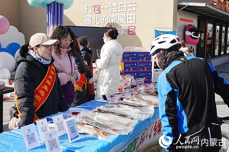 游客在現(xiàn)場了解黃河開河魚。人民網(wǎng)記者 苗陽攝