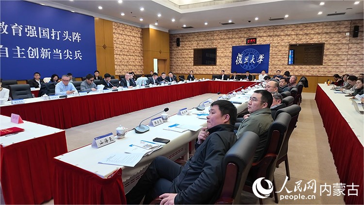 “智匯包頭·產(chǎn)學(xué)研融”產(chǎn)學(xué)研用需求對接活動。黃磊攝